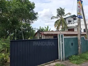 Land with old house for sale in Athurugiriya