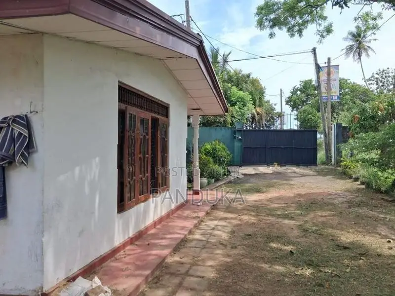 Land with old house for sale in Athurugiriya