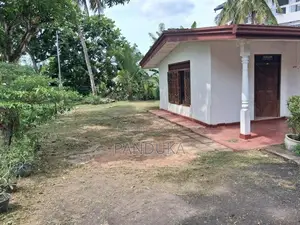 Land with old house for sale in Athurugiriya