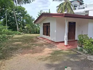 Land with old house for sale in Athurugiriya