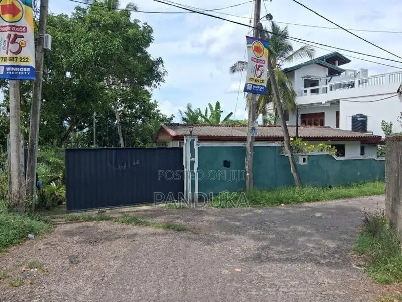 Land with old house for sale in Athurugiriya