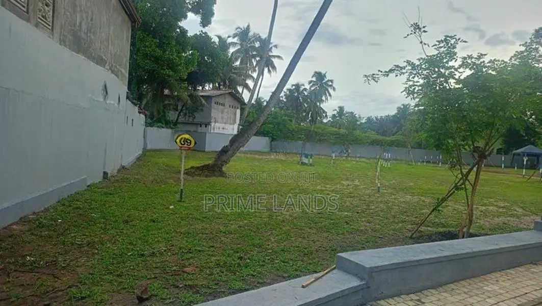 මීගමුව කටුනායක මැදින් නේවාසික බිම්කොටස්
