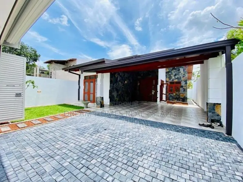 Home with Large Front Garden – Just 2.5km to Athurugiriya