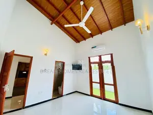 Home with Large Front Garden – Just 2.5km to Athurugiriya