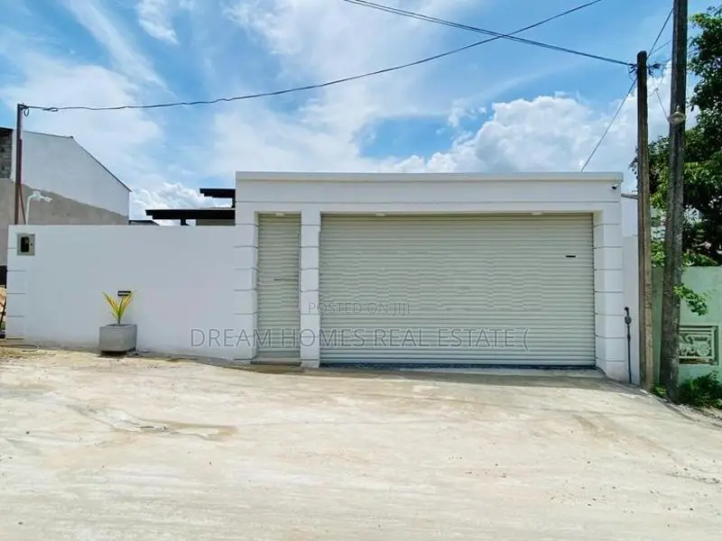 Home with Large Front Garden – Just 2.5km to Athurugiriya