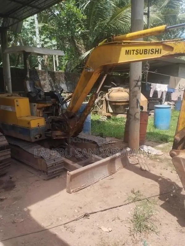 Mitsubishi 35 Excavator 2002