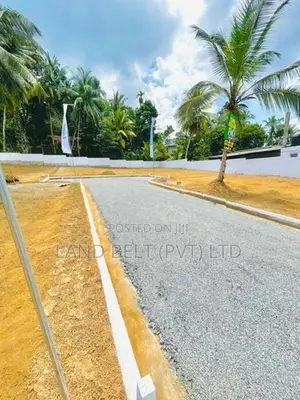වටිනා ඉඩමක් විකිණීමට පනාගොඩ