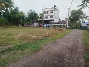 කහපොල බස් පාරට මුහුනලා බිම් කොටස් විකිණීමට