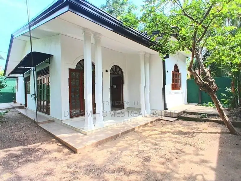 Cozy Residential House for Sale in Kottawa
