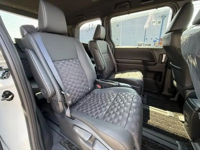 Toyota Voxy S-Z 2025