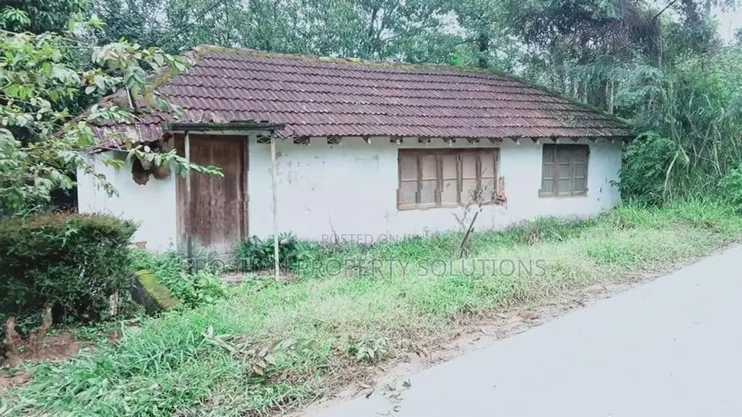 Old Two Story House for Rent in Etampitiya