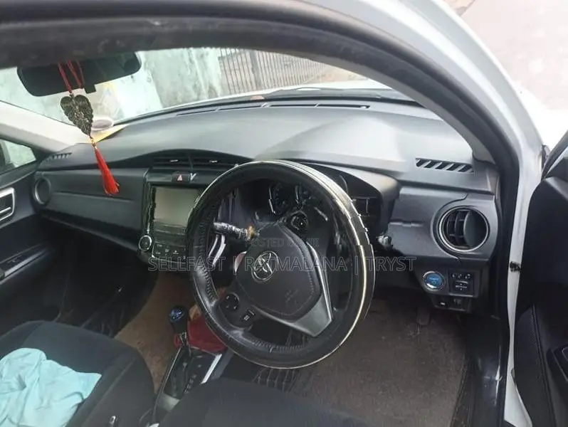 Toyota Axio Hybrid 2014