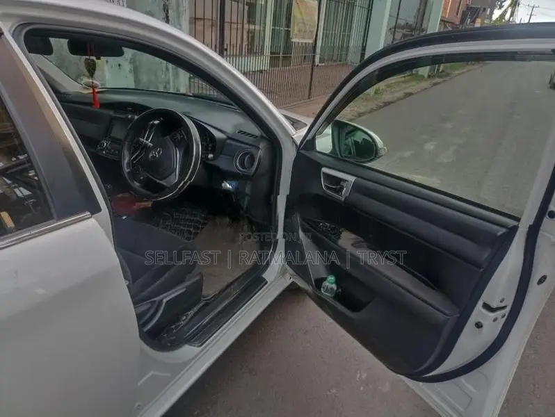 Toyota Axio Hybrid 2014