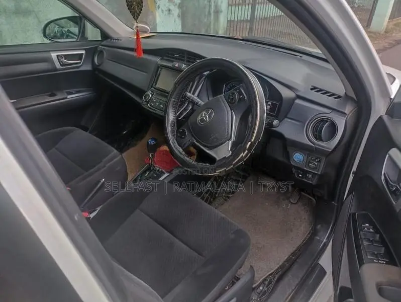 Toyota Axio Hybrid 2014