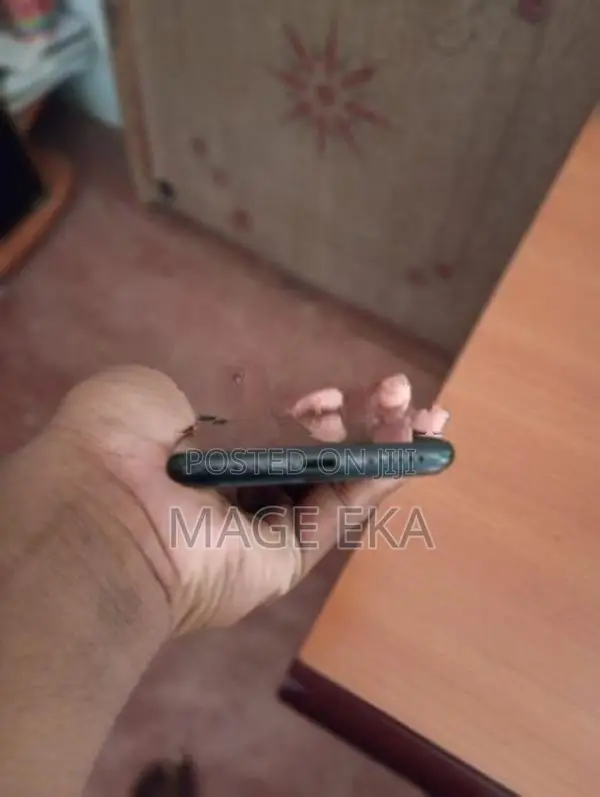 Apple iPhone SE 2 (Used)