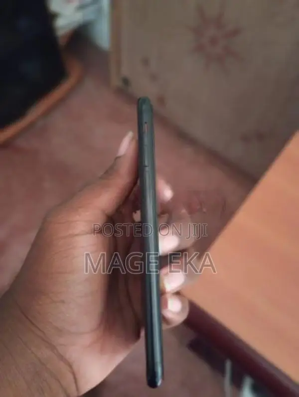 Apple iPhone SE 2 (Used)