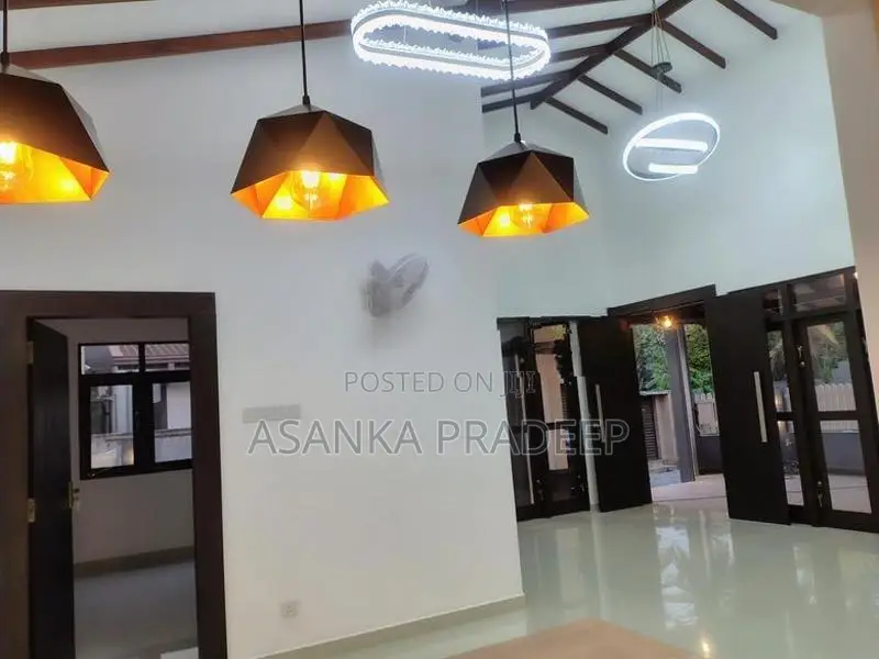 අලුතෙන්ම ඉදිකල සුඛෝපභෝගී තනිමහල් නිවසක් කොට්ටාව අදිවේගී පිවිසුම(ij2099