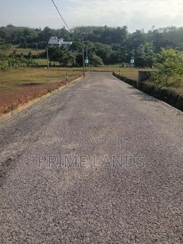 බන්ඩාරගම නගරය ආසන්නයේන් ඉඩමක්