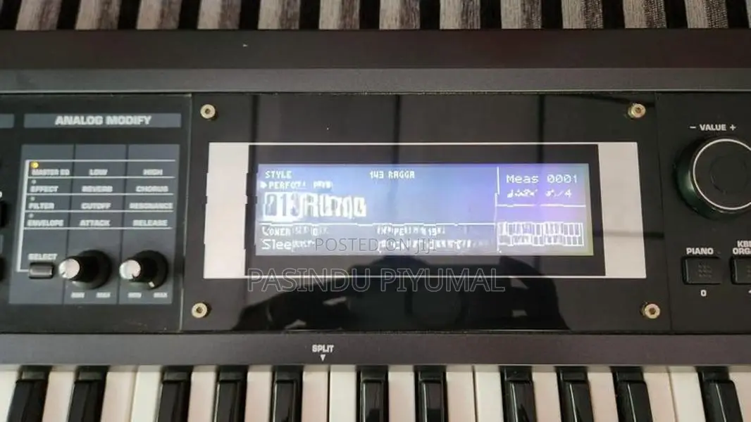 Roland GW 8 synthesizer