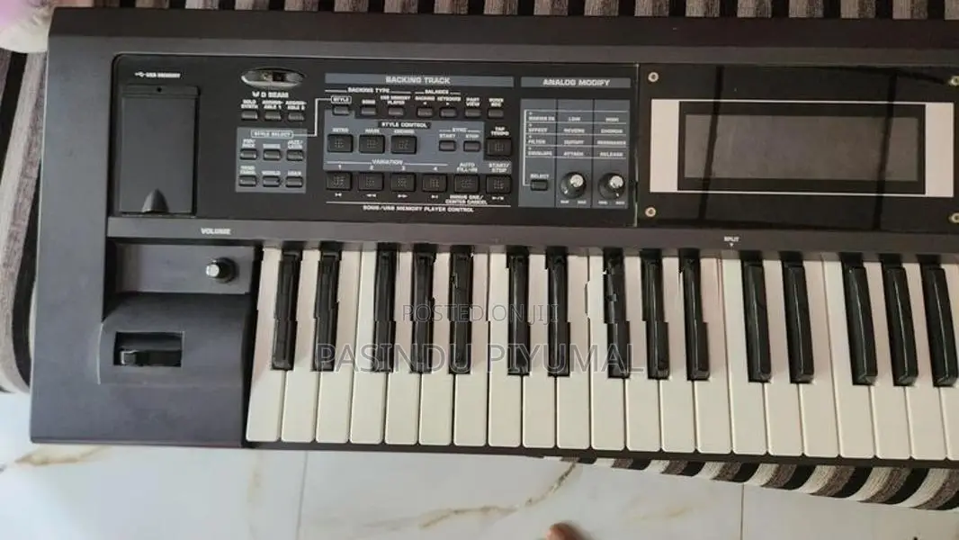 Roland GW 8 synthesizer
