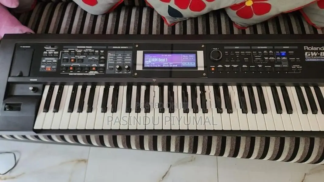 Roland GW 8 synthesizer