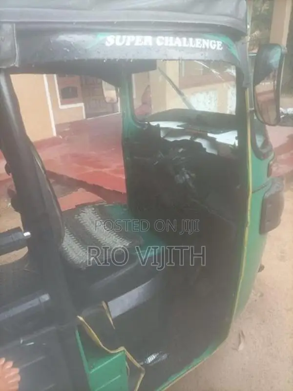Bajaj RE 2019