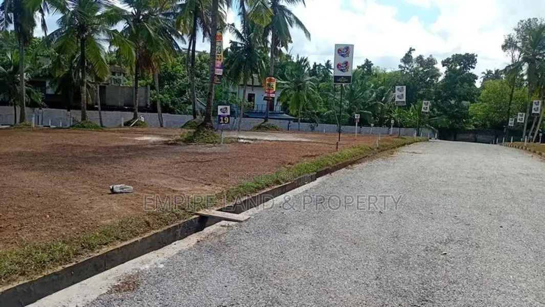 Land for Sale in Kandana Limit Walking Distance to Main Bus route