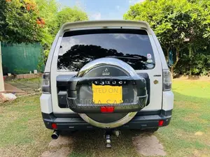 Mitsubishi Montero 2009