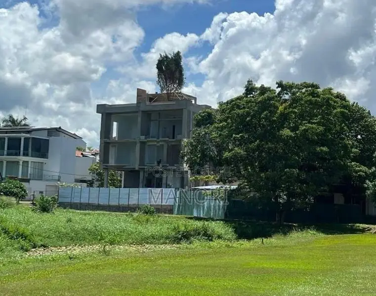 Luxury Residence House in Lake Drive – Facing Golf Course Col 8