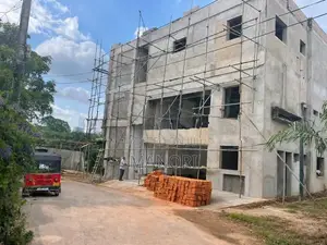 Luxury Residence House in Lake Drive – Facing Golf Course Col 8