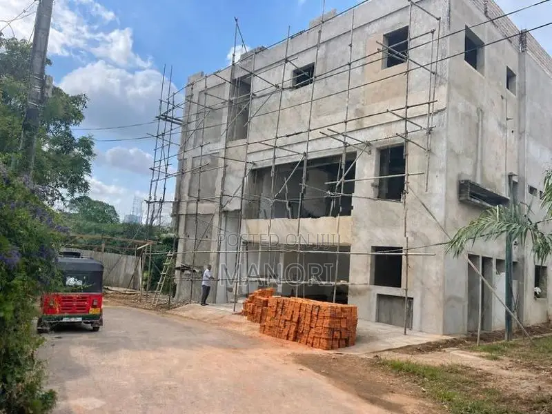 Luxury Residence House in Lake Drive – Facing Golf Course Col 8