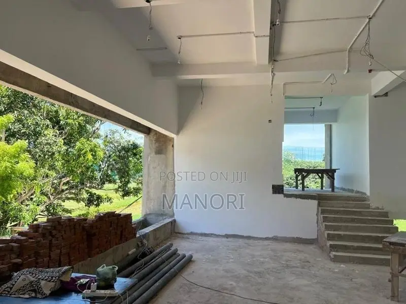 Luxury Residence House in Lake Drive – Facing Golf Course Col 8