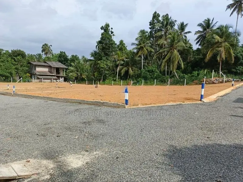 Land for Sale at Meegoda Watarake