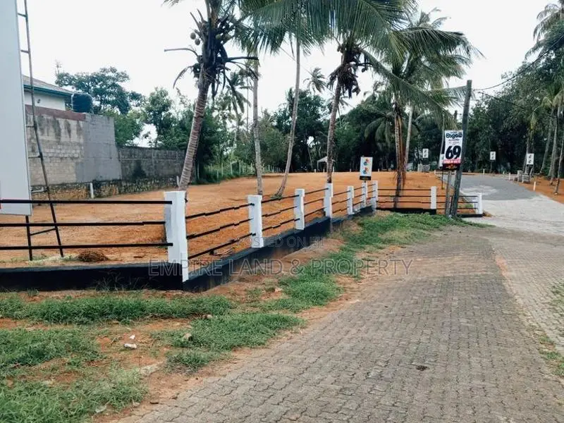 Land in Between Malabe and Kahanthota – Thunadahena Road