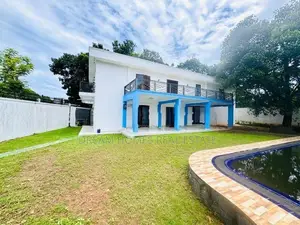 Spacious 5 Bedroom House with Private Pool in Pelawatte