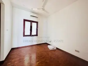 Spacious 5 Bedroom House with Private Pool in Pelawatte