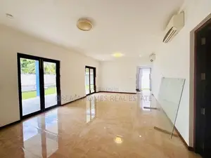 Spacious 5 Bedroom House with Private Pool in Pelawatte