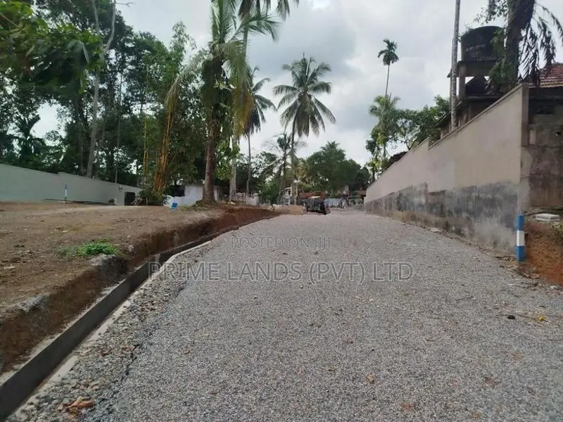 හෝමාගම රෝහල පාරෙන් බිම් කොටස් විකිණීමට