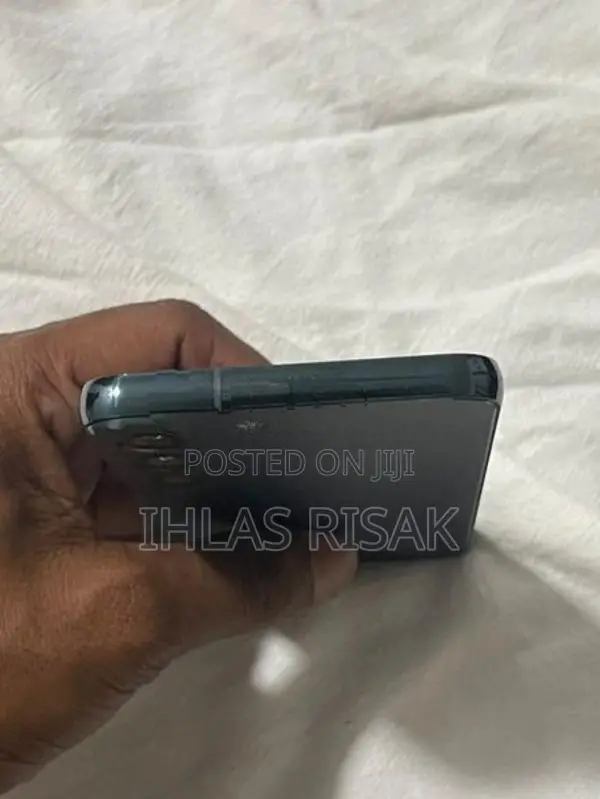 Samsung Galaxy S22 (Used)