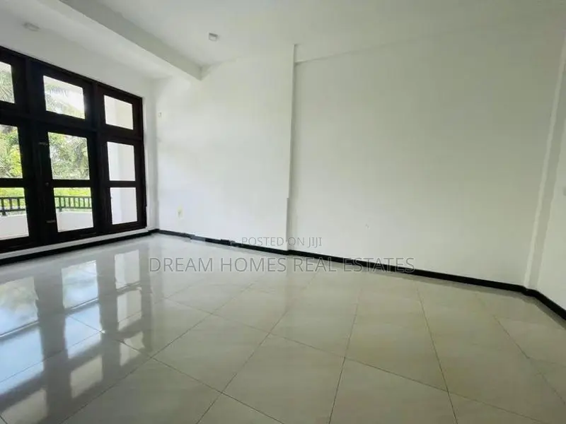 Modern Spacious 5 Bedroom House Near Negombo Road