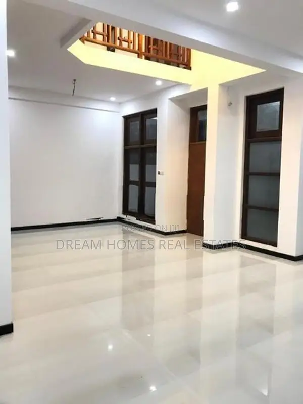 Modern Spacious 5 Bedroom House Near Negombo Road