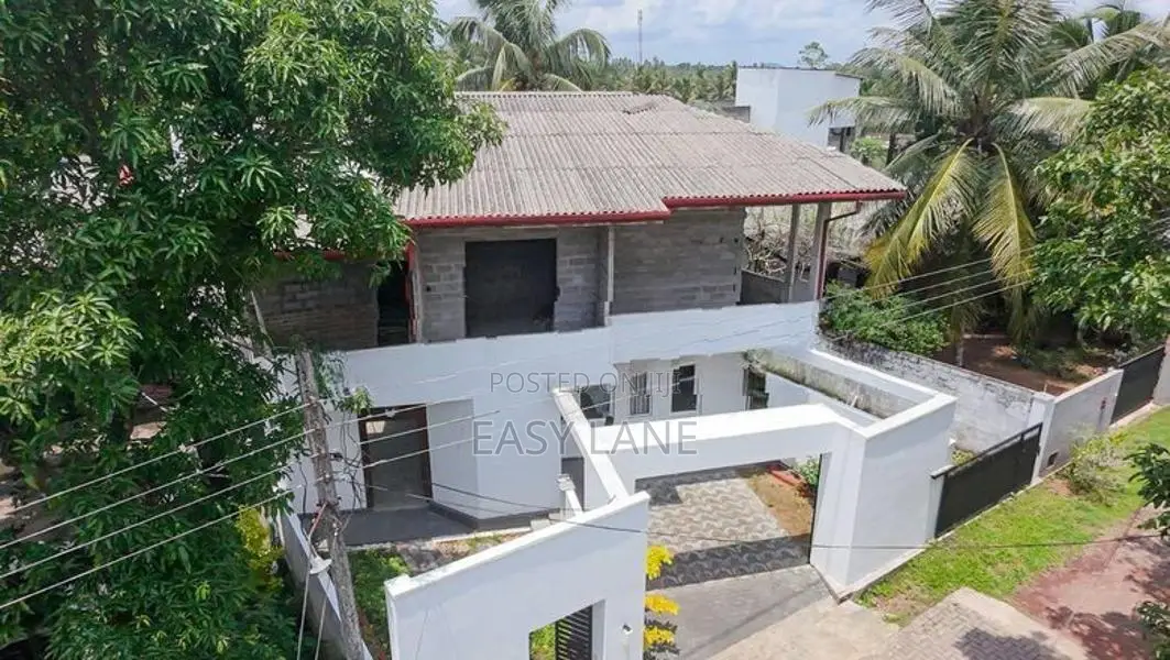 අඩි 20 පාරට මූනලා අගනා දෙමහල් නිවසක්