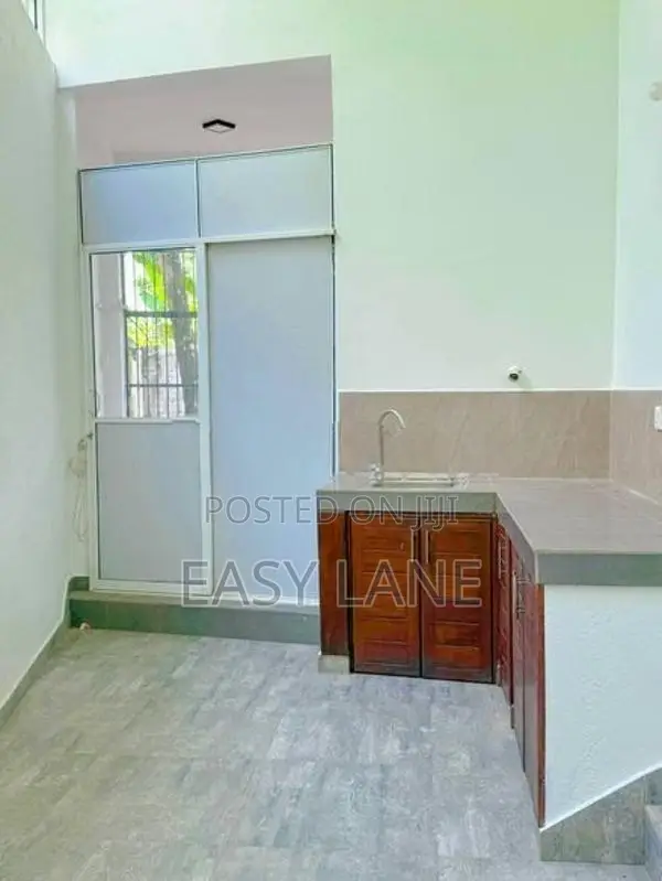 අඩි 20 පාරට මූනලා අගනා දෙමහල් නිවසක්