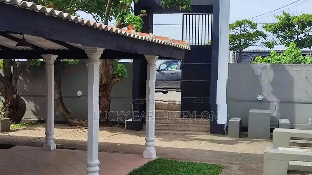 Moratuwa, 2 Story Colonial Type House For Rent (NZM1120)