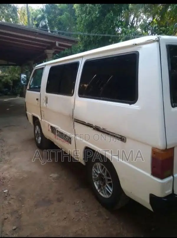 Mitsubishi L300 2012