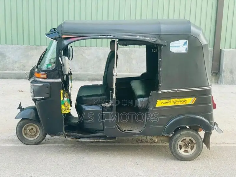 Bajaj RE 205 2015