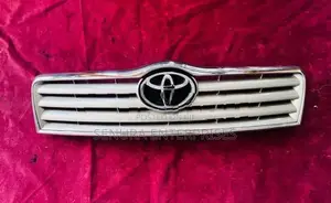 Toyota Avensis AZT250 Radiator Grill