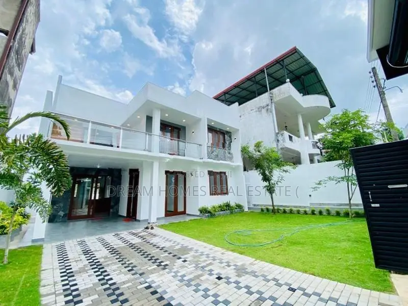 Spacious Family House in Athurugiriya