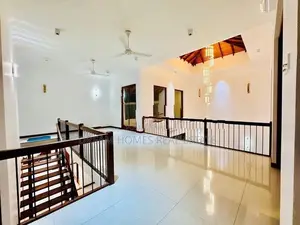 Beautiful Luxury Home with Swimming Pool Kotte