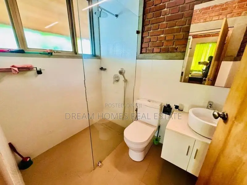 Elegant Modern Home with Diyawanna Views – Rajagiriya